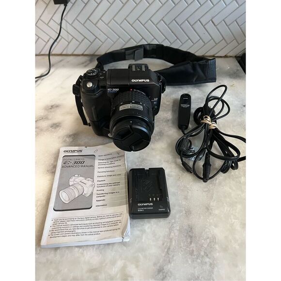 Olympus Evolt E300 w/14-45mm f3.5-5.6 zoom 2 batts+charger+strap Battery Grip